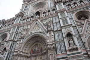 De bizarre voorgevel van il Duomo. Al die franje is pas in de 19e eeuw aangebracht, overigens.